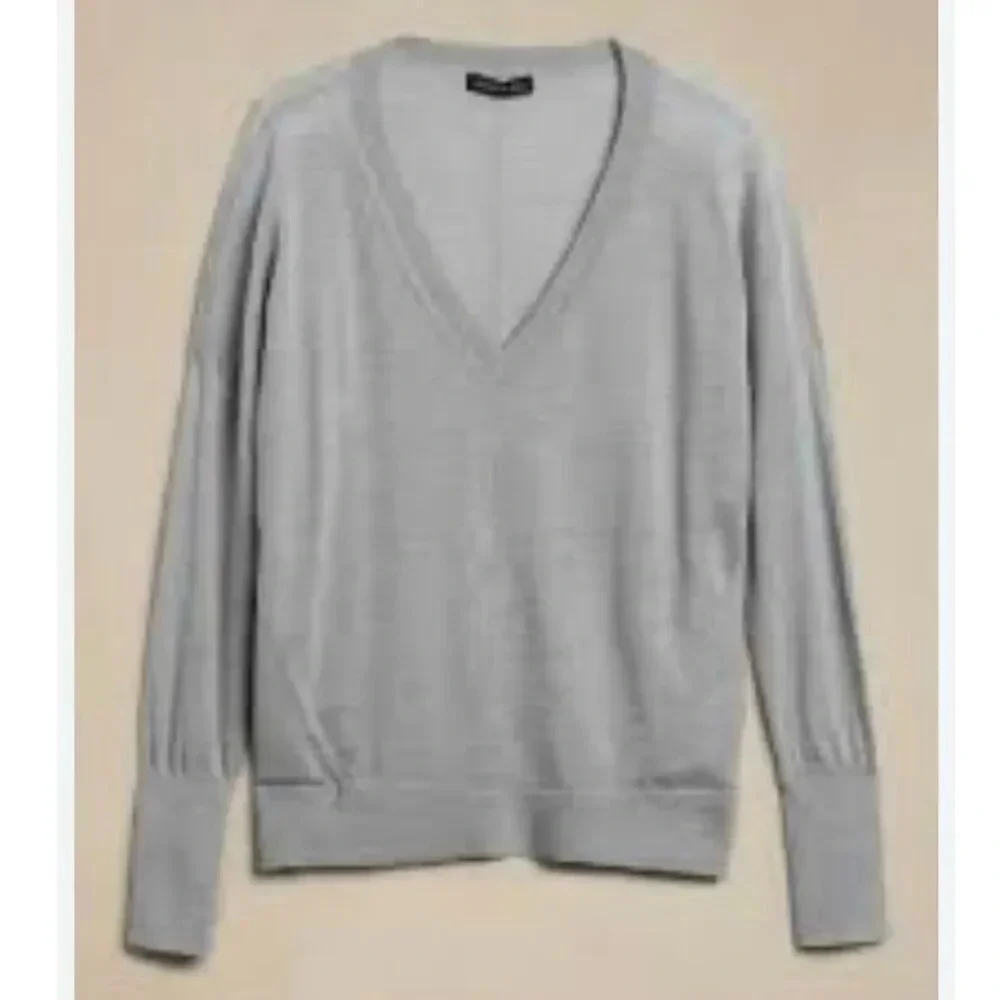 BANANA REPUBLIC | Heather Gray Long Sleeve V-Neck Merino Wool Sweater | Medium‎